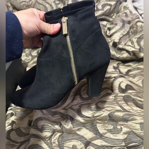 BCBG booties size 7 suede blk